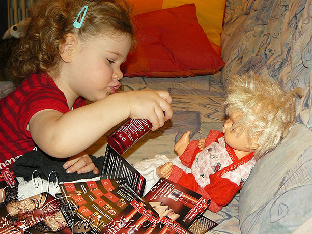 Meine Tochter cremt ihre Puppe ein *g*